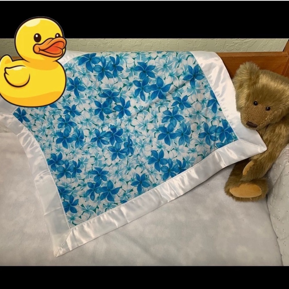 𝅺🤍💙BRAND NEW💙🤍Handmade Aloha print fleece cuddle blanket🐳💙🏝